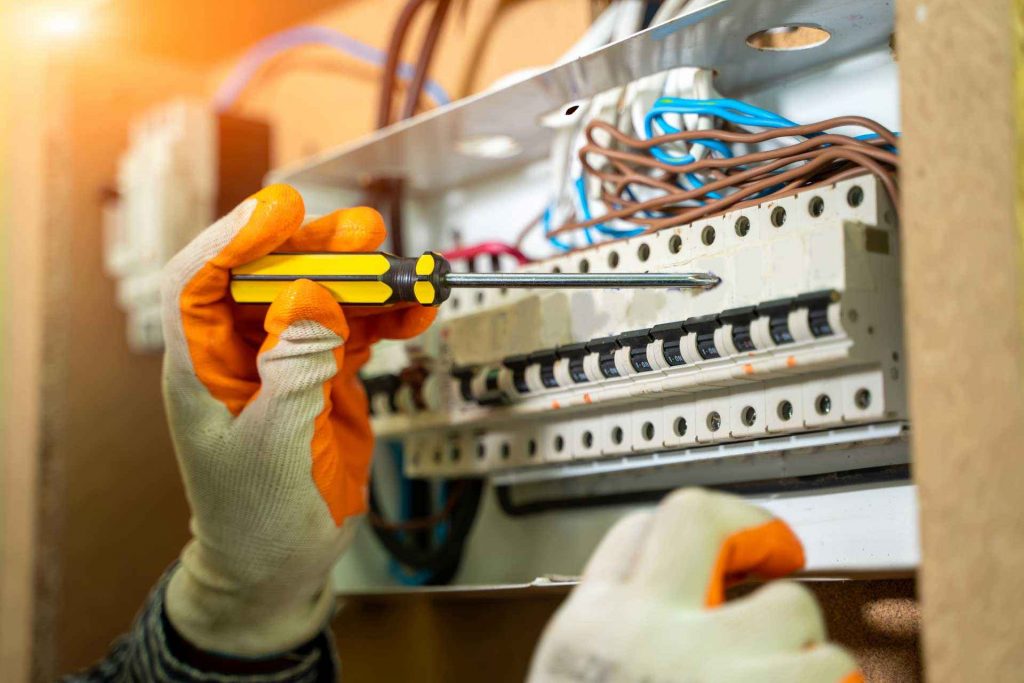 5 Warning Signs of an Impending Electrical Fault at Your Home